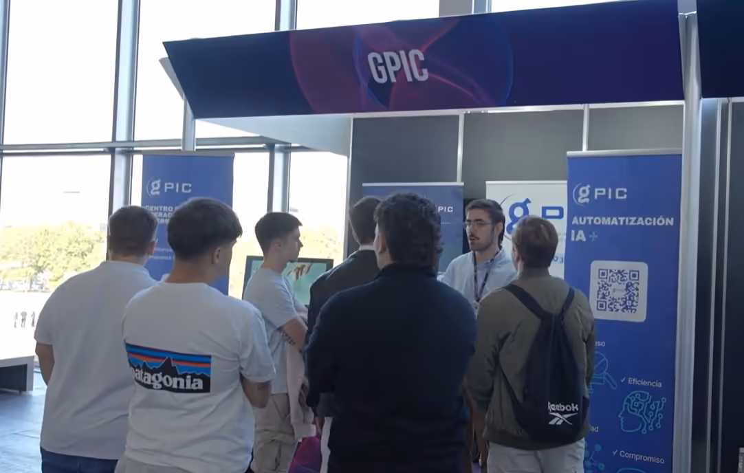 Stand de GPIC durante un evento tecnológico de INPRO